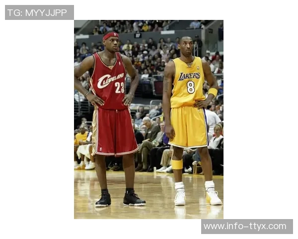 詹姆斯重温青春岁月与高中队友合影穿橄榄球队服引发回忆